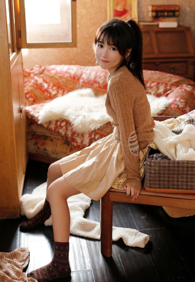 短裙美女修长美腿室内个人写真