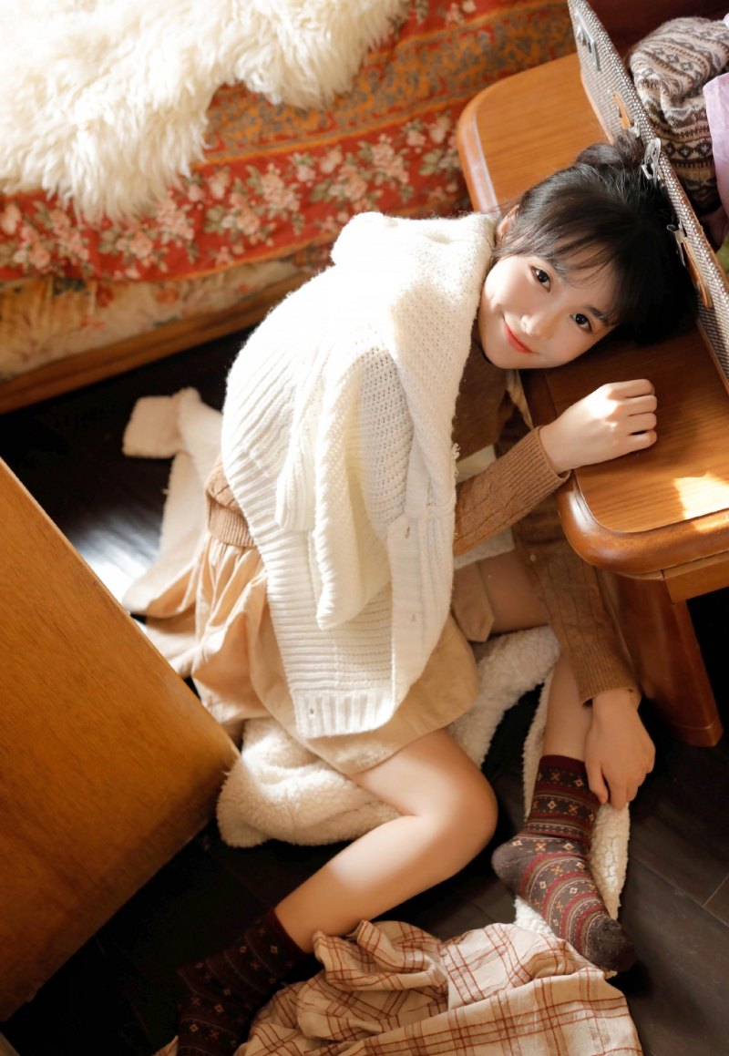 短裙美女修长美腿室内个人写真