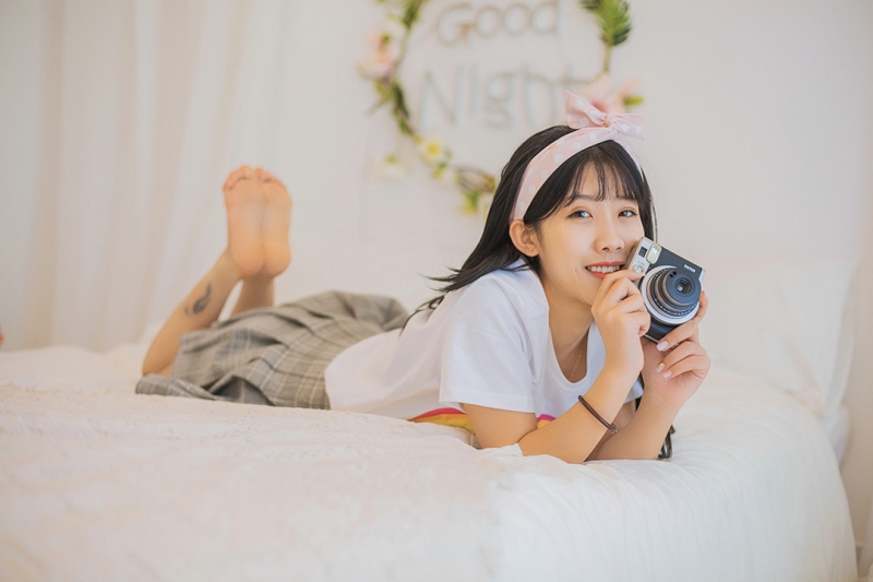 超短裙萌妹子床上慵懒随性写真