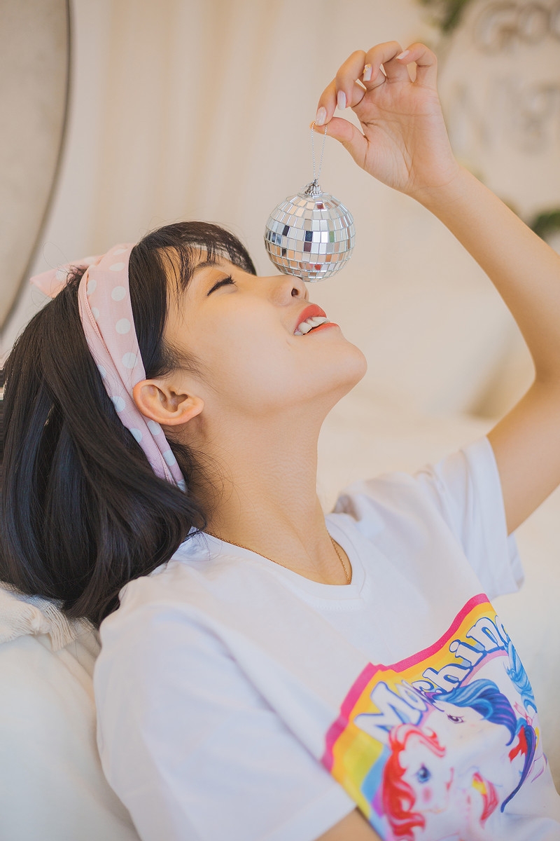 超短裙萌妹子床上慵懒随性写真