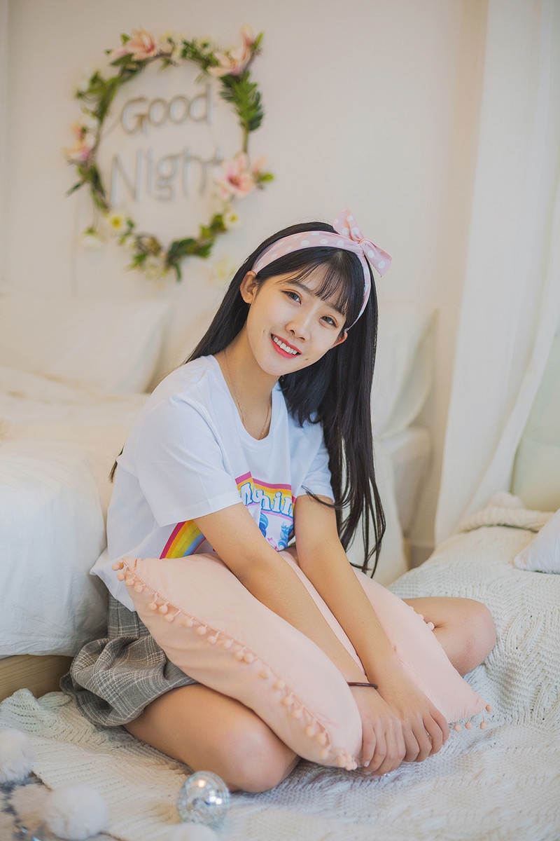 超短裙萌妹子床上慵懒随性写真