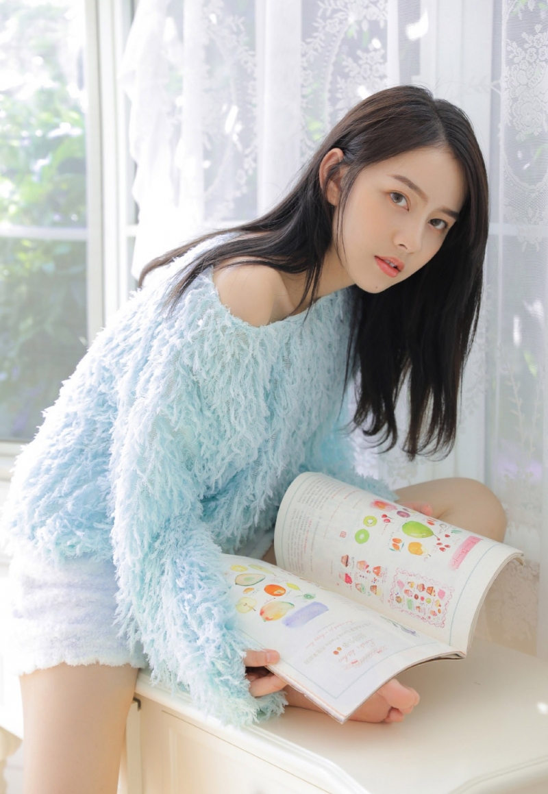 阳光下的美腿美女小露香肩美图