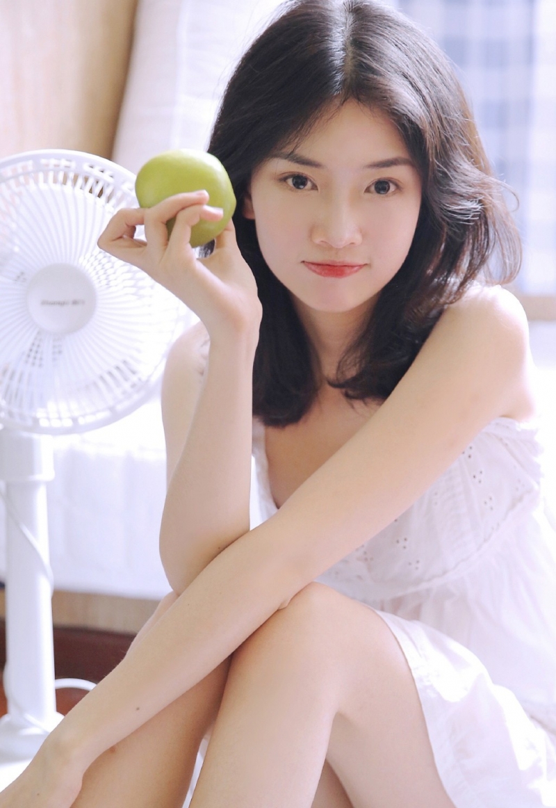 素颜美女吊带短裙香肩美腿图片