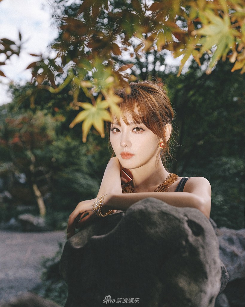 张嘉倪深V蛋糕裙性感又撩人写真