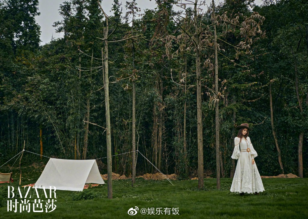 刘诗诗《时尚芭莎》封面甜笑迷人温柔大片