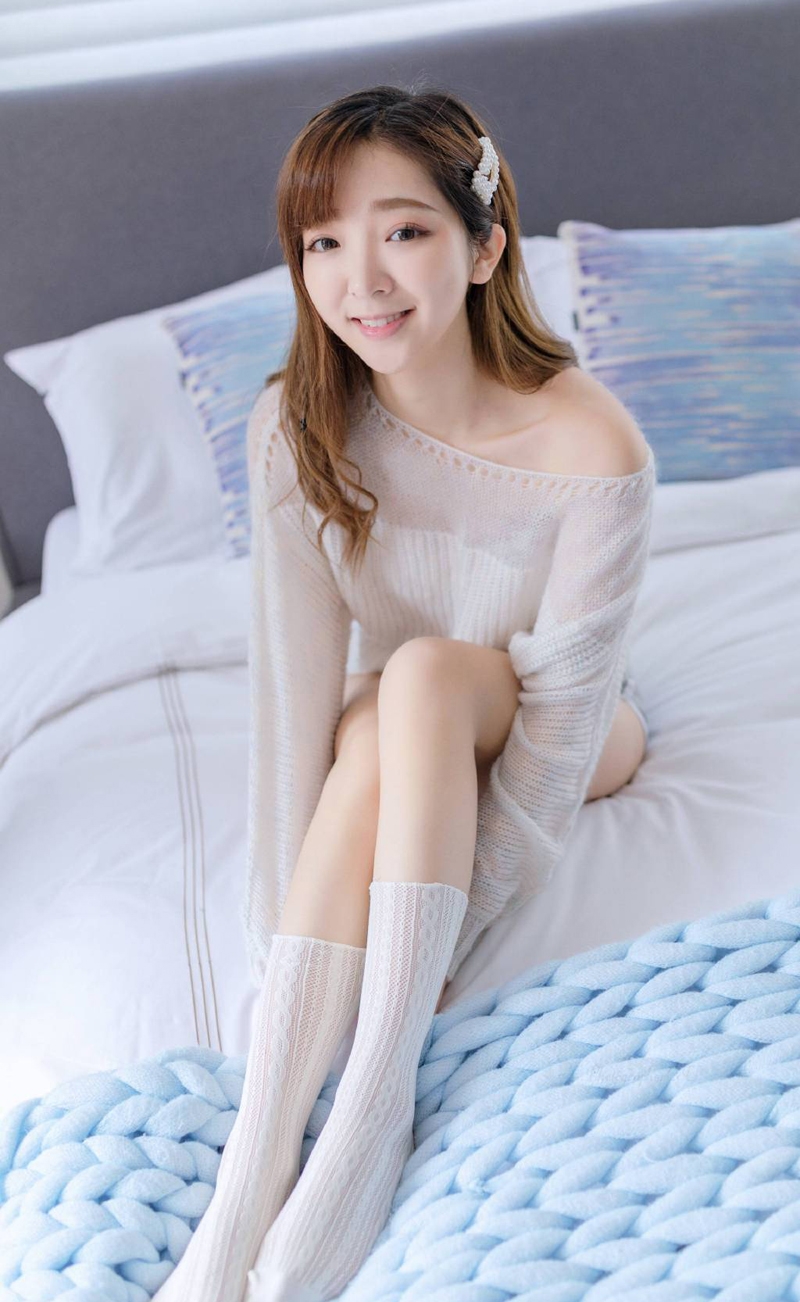床上美女修长美腿室内个人写真