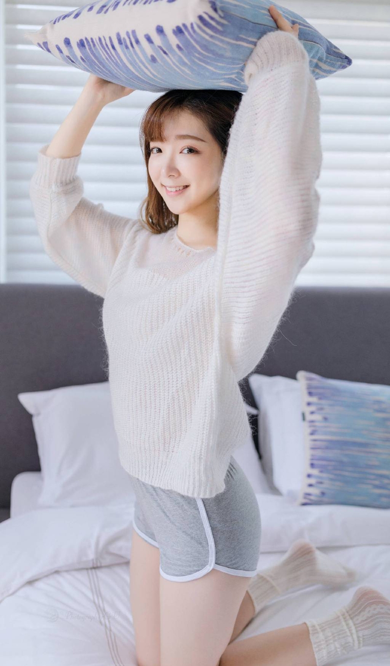 床上美女修长美腿室内个人写真