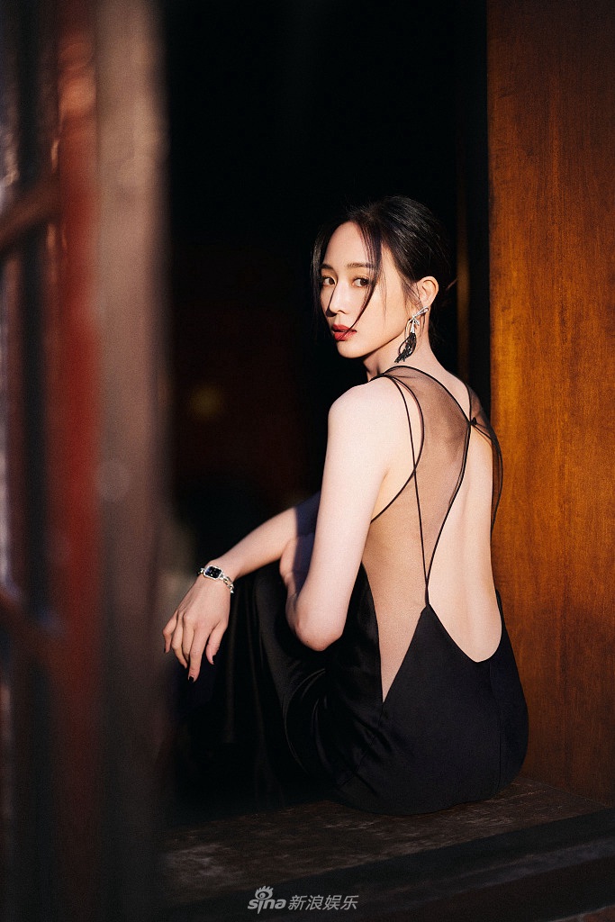 张钧甯黑纱露背礼服优雅迷人写真