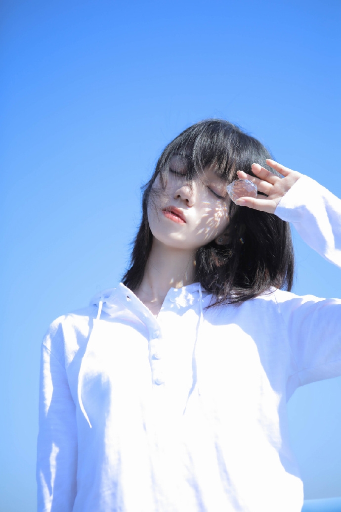 日本艺术摄影冷白皮美少女细腿裸照片