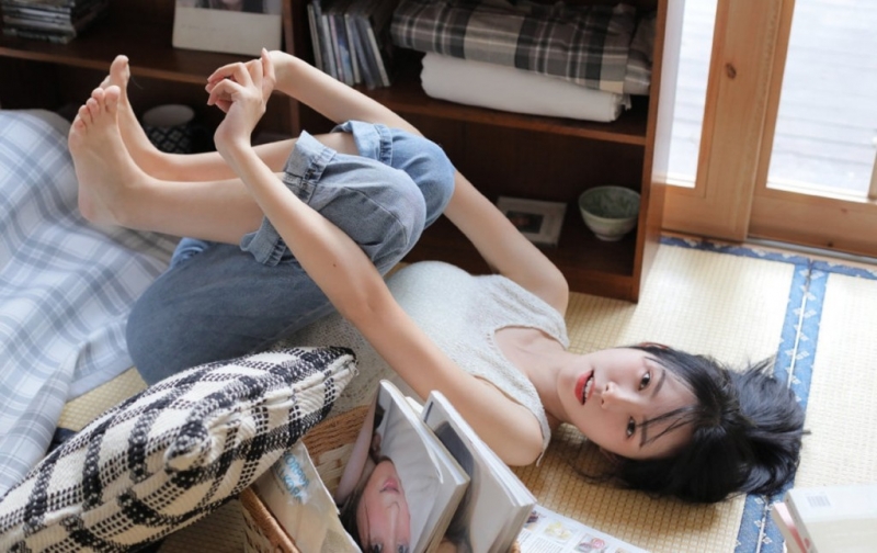 牛仔裤美女清爽高马尾私房写真