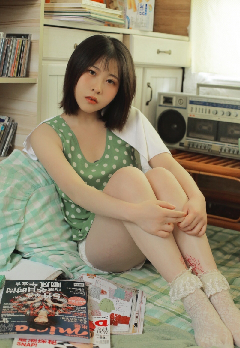 短发美女背心短裤室内个人写真