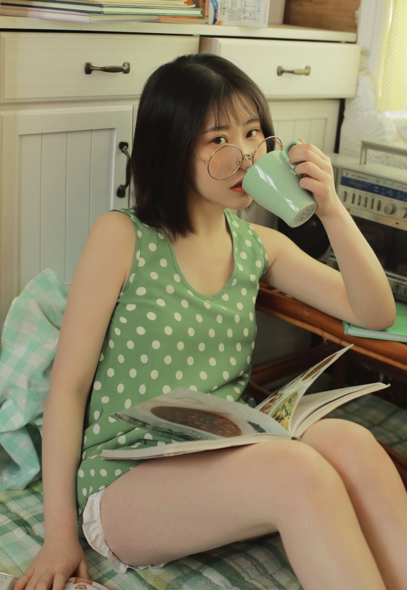 短发美女背心短裤室内个人写真