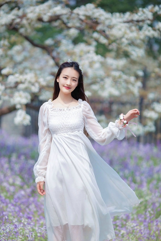 长发美女樱花树下唯美动人写真