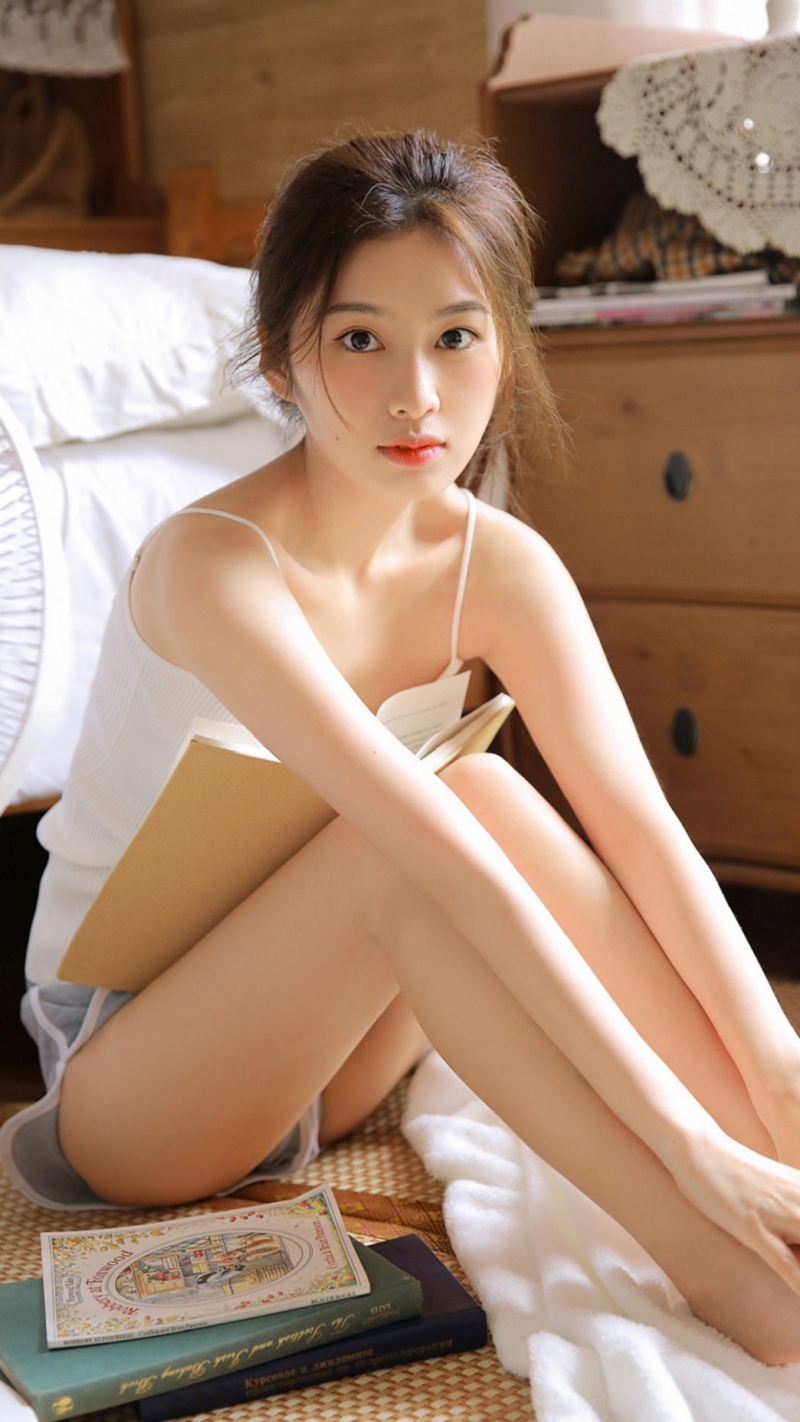 性感少女吊带热裤香肩美腿美图