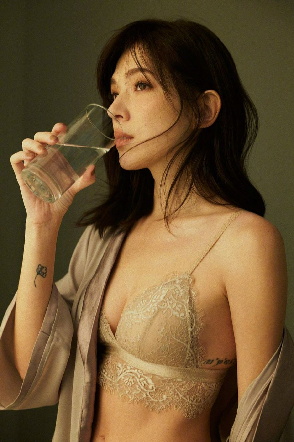 许玮宁蕾丝内衣大秀性感身材写真