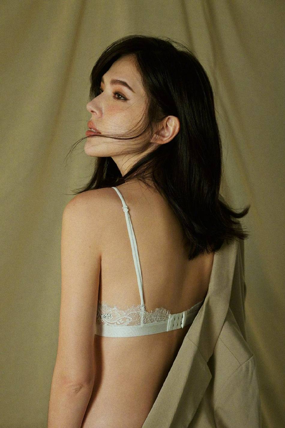 许玮宁蕾丝内衣大秀性感身材写真