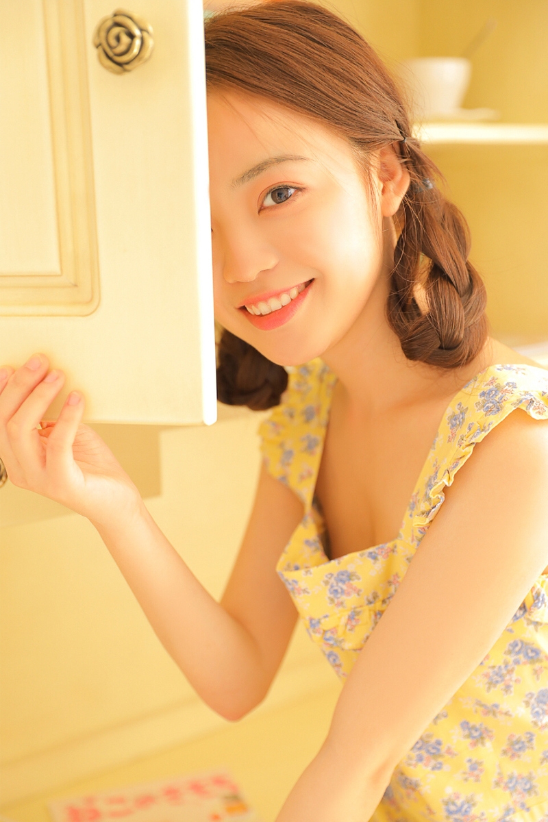 麻花辫美眉吊带碎花裙室内写真