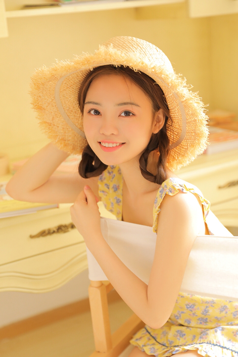 麻花辫美眉吊带碎花裙室内写真