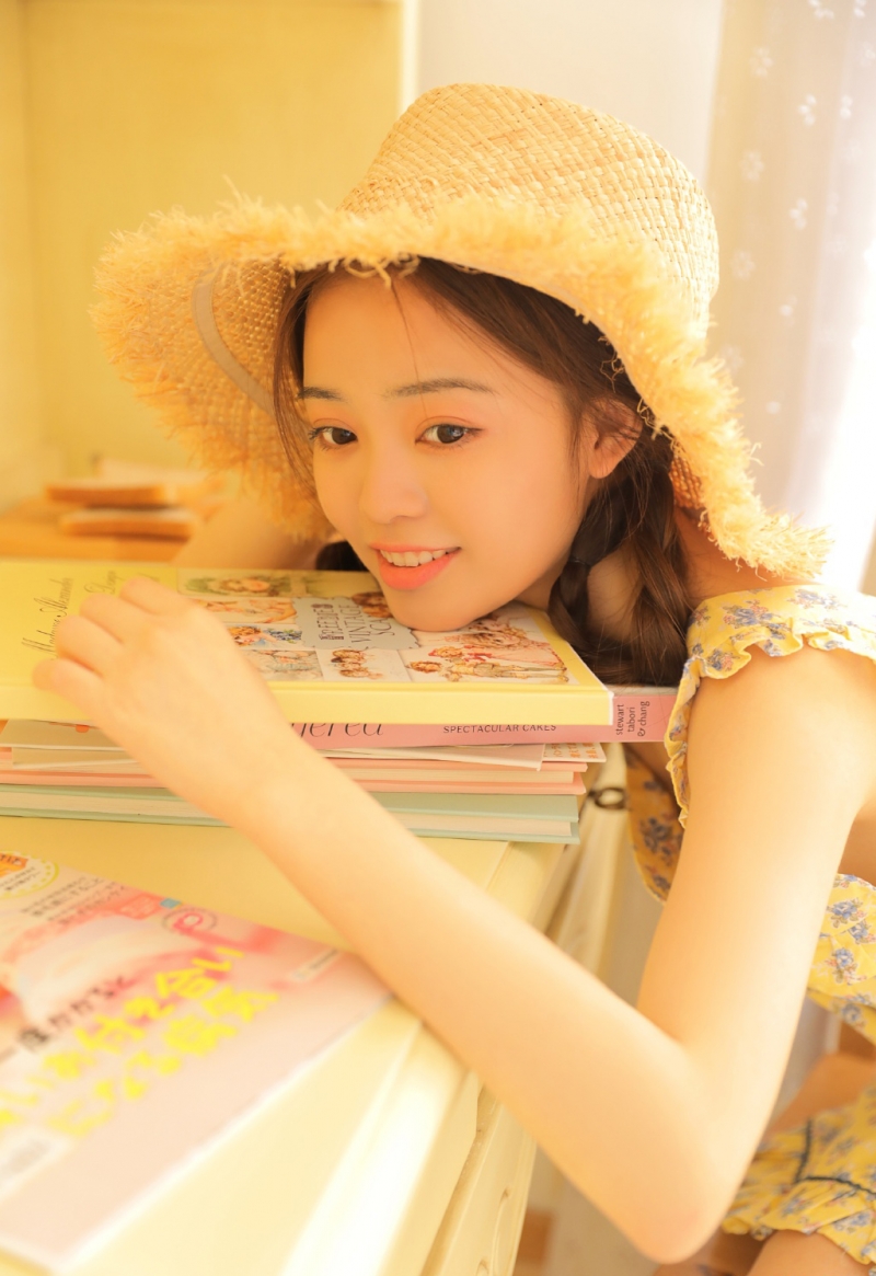 麻花辫美眉吊带碎花裙室内写真