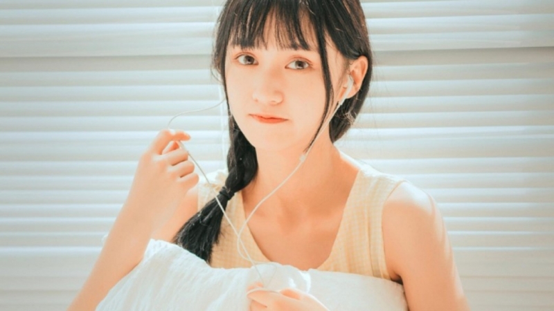 麻花辫美少女乖巧文静居家写真