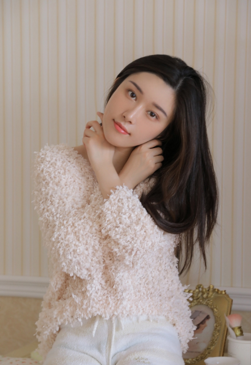 大长腿小姐姐黑长直发私房写真