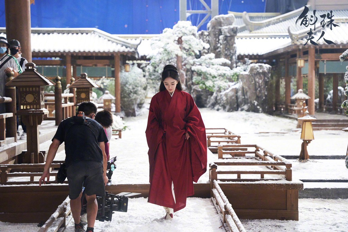 杨幂《斛珠夫人》雪中红衣氛围感耀眼造型图