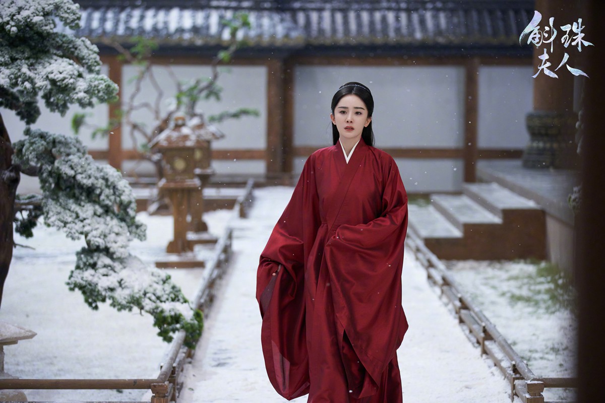 杨幂《斛珠夫人》雪中红衣氛围感耀眼造型图