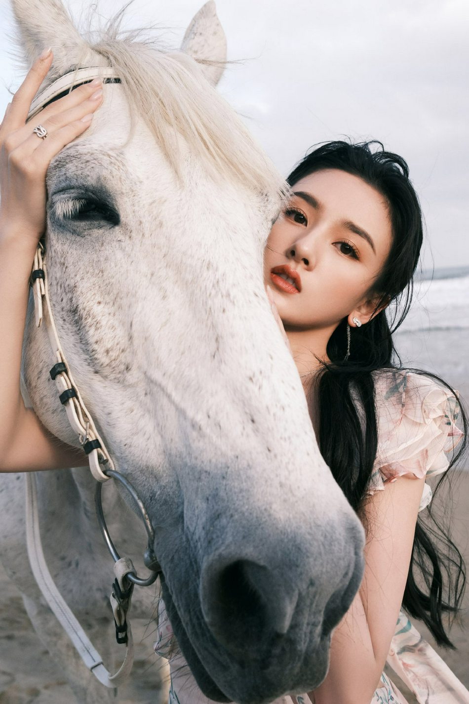 宋祖儿骑马漫步海岸仿佛精灵少女