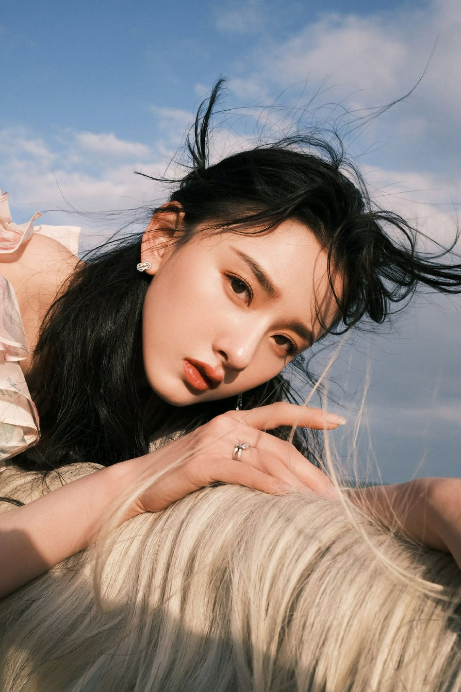 宋祖儿骑马漫步海岸仿佛精灵少女