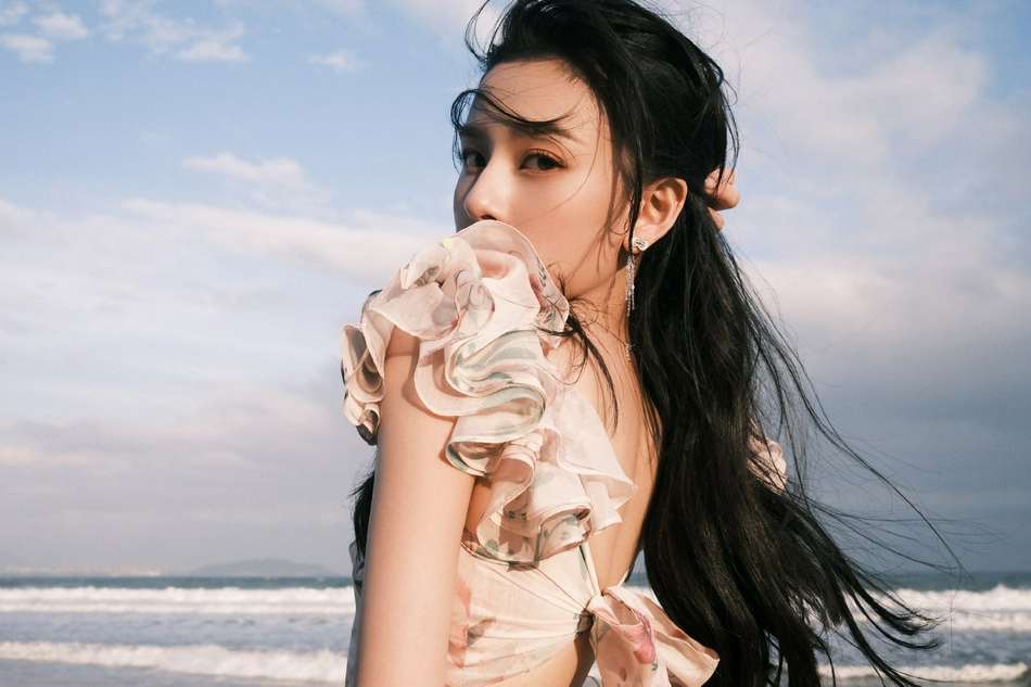 宋祖儿骑马漫步海岸仿佛精灵少女