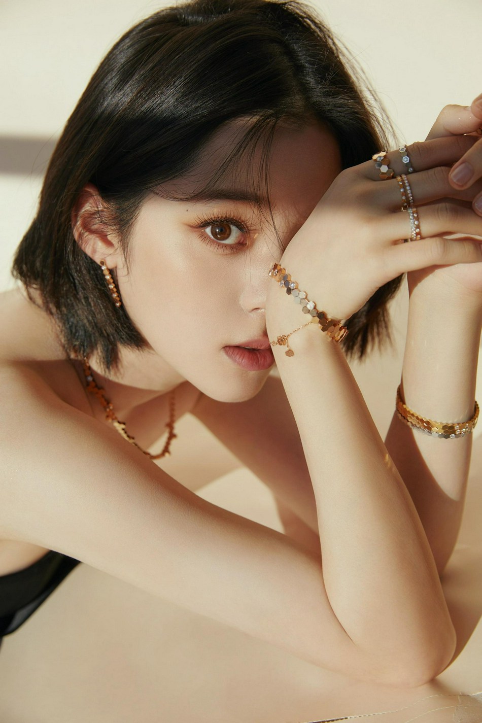 欧阳娜娜黑色抹胸短裙温柔妩媚