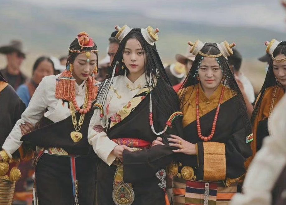 欧阳娜娜《奇遇・人间角落》理塘篇章穿藏族服饰图片