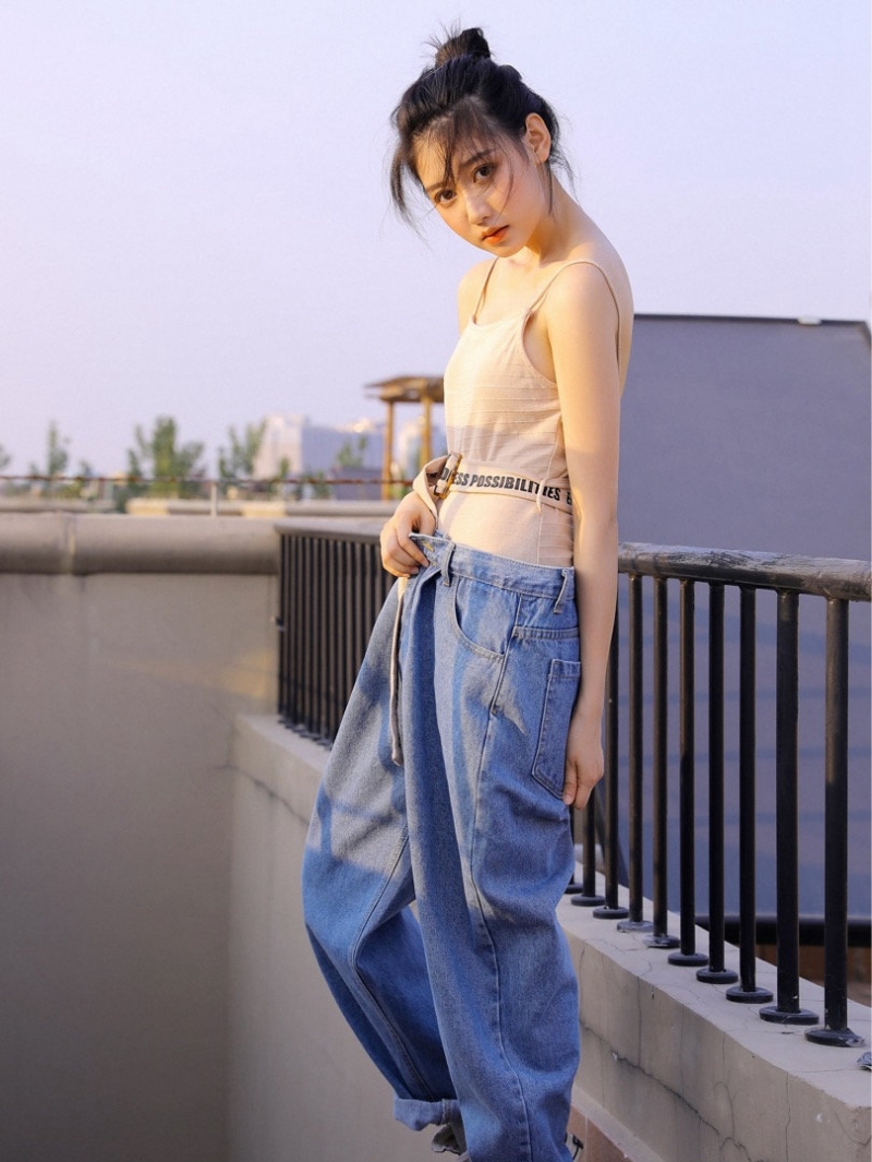 牛仔裤小姐姐吊带香肩街拍写真