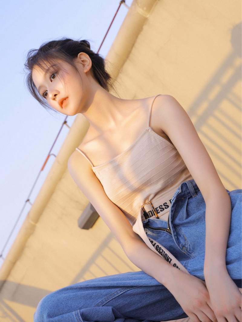 牛仔裤小姐姐吊带香肩街拍写真