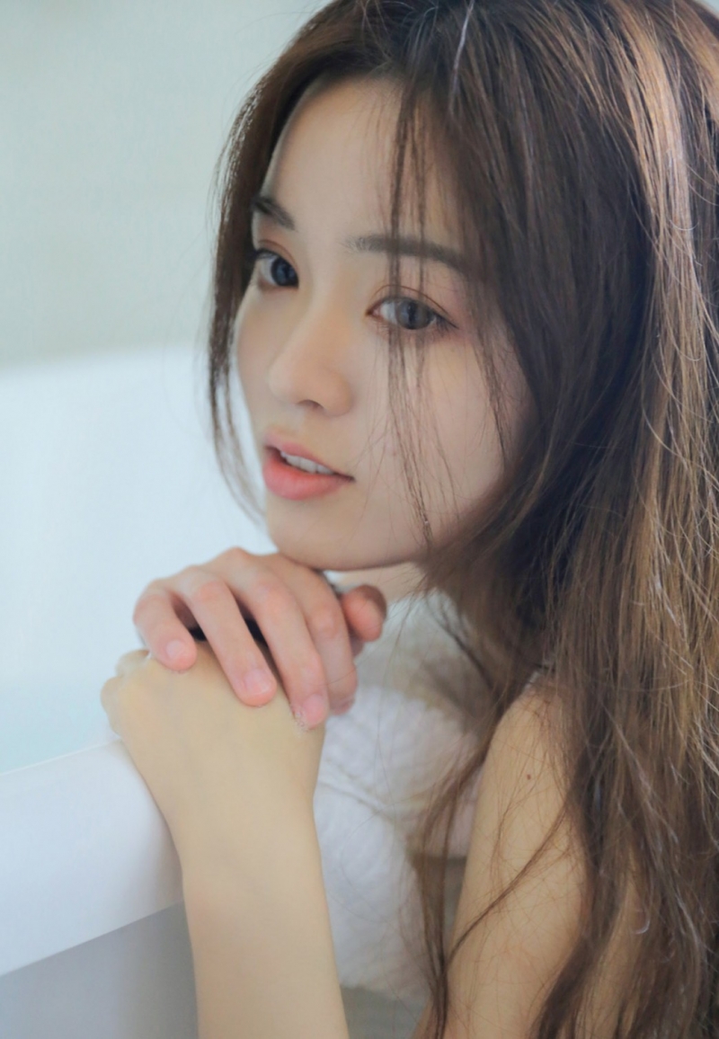 年轻女孩浴室湿身极品销魂美图