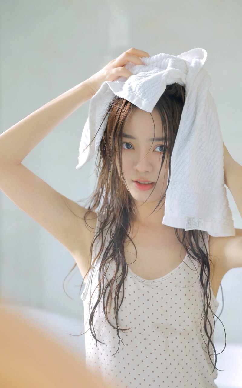 年轻女孩浴室湿身极品销魂美图