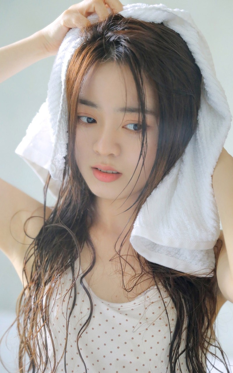 年轻女孩浴室湿身极品销魂美图