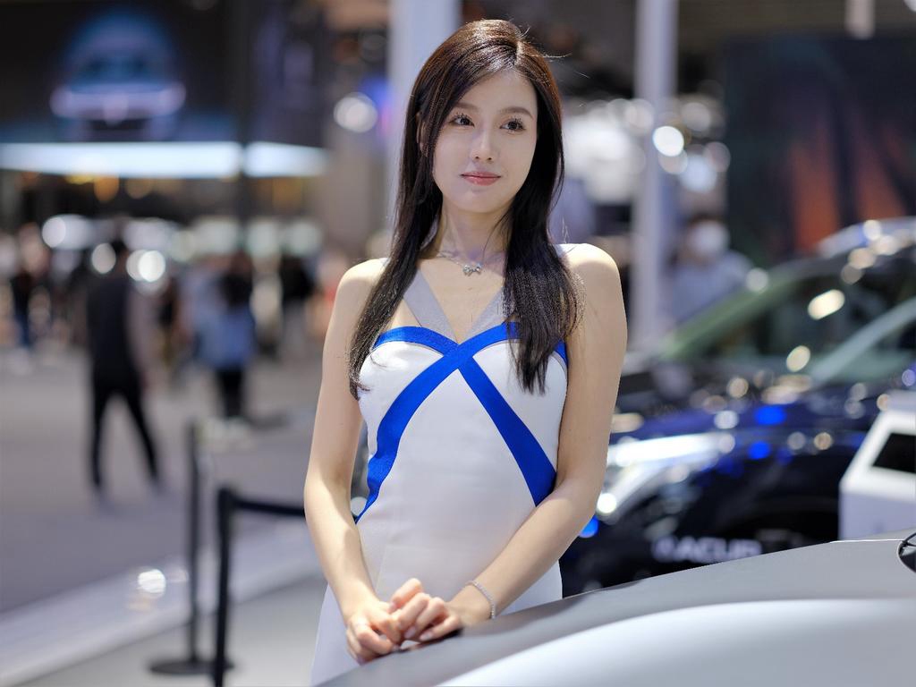 黑长直发美女车模肤白貌美私拍
