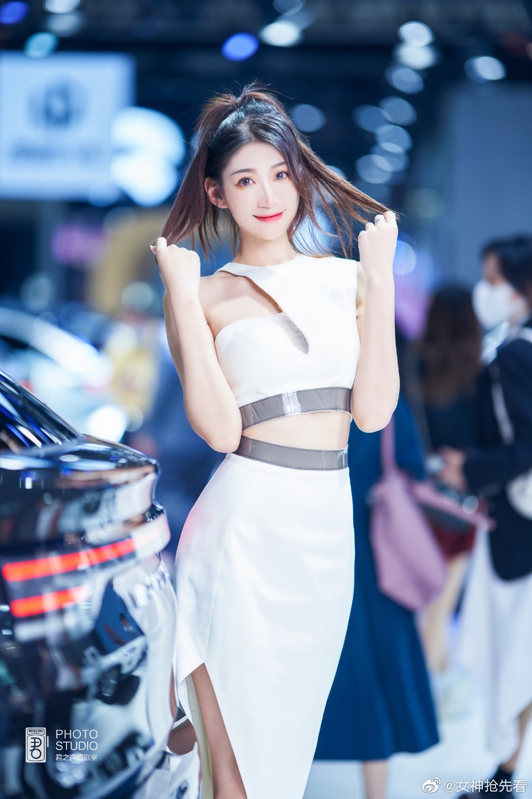 清纯靓丽美女车模细腰美腿私拍