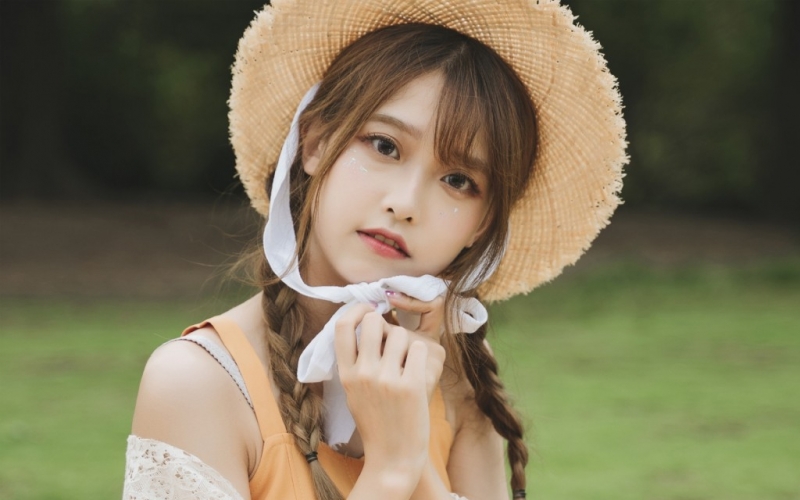 麻花辫萌妹子清新气质户外写真