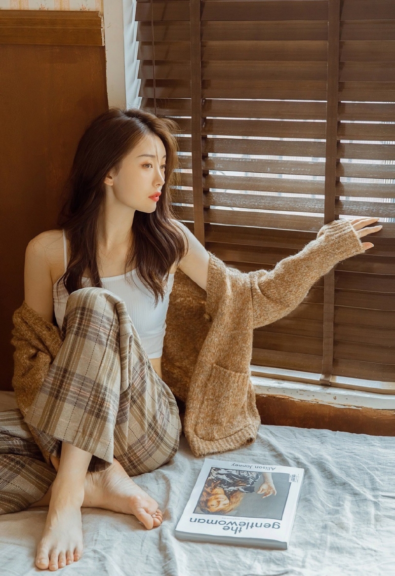 小蛮腰小姐姐吊带香肩私房写真