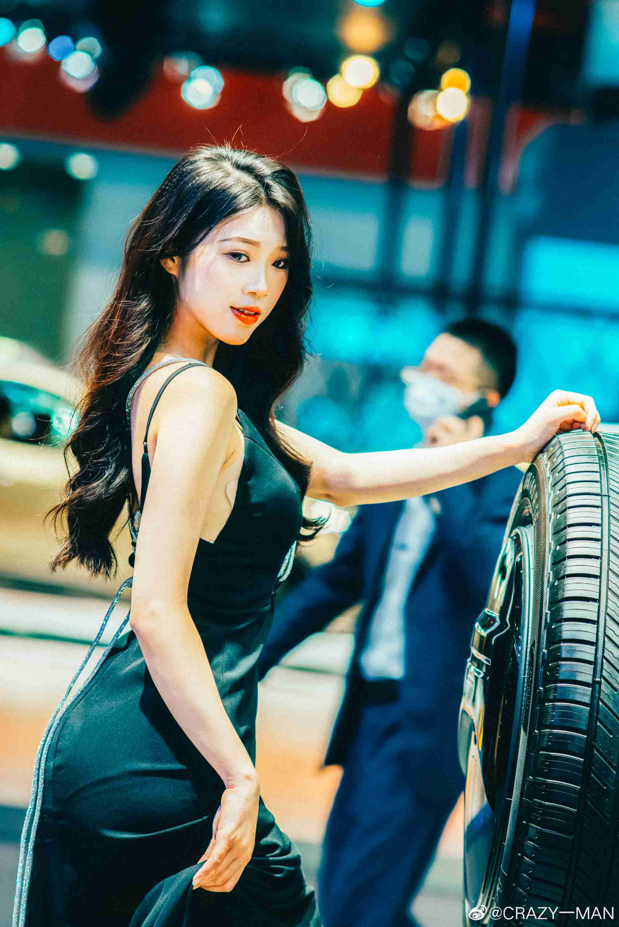 美女车模低胸吊裙性感火辣私拍