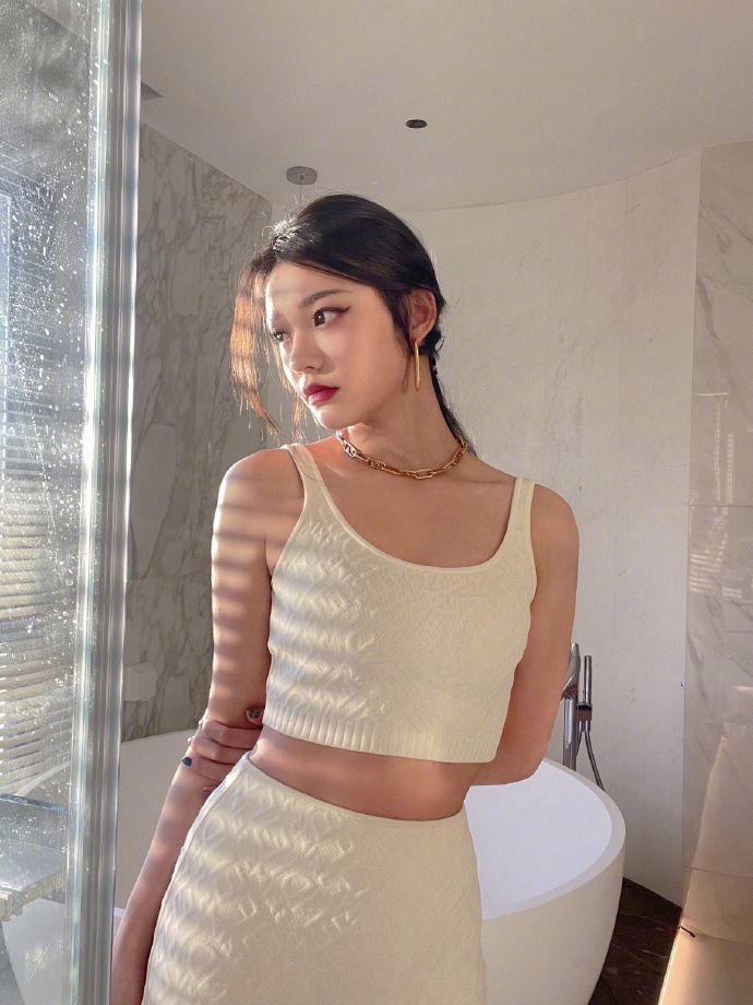 林允红唇卷发美艳动人写真美照