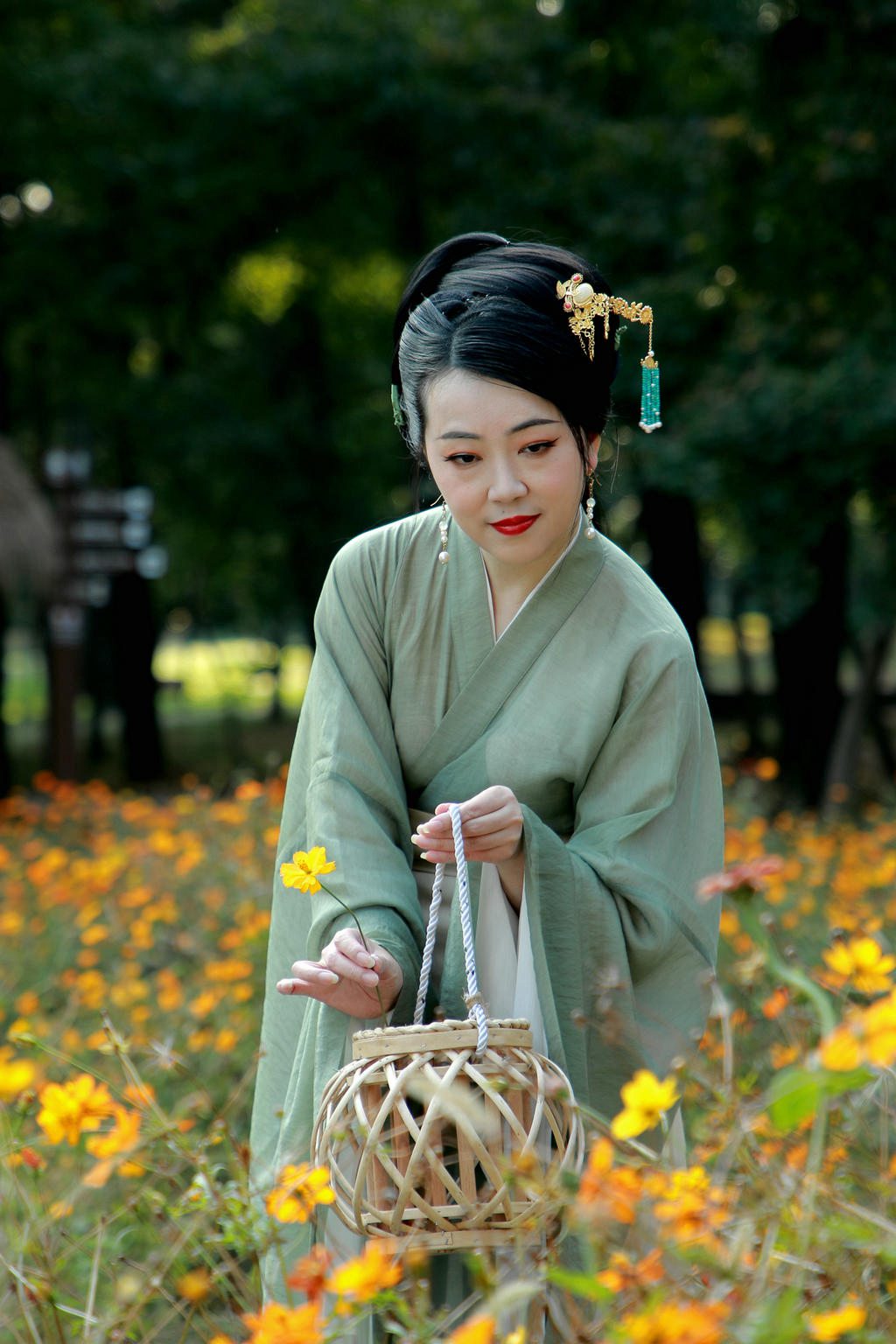 油菜花田汉服美女风韵犹存图片