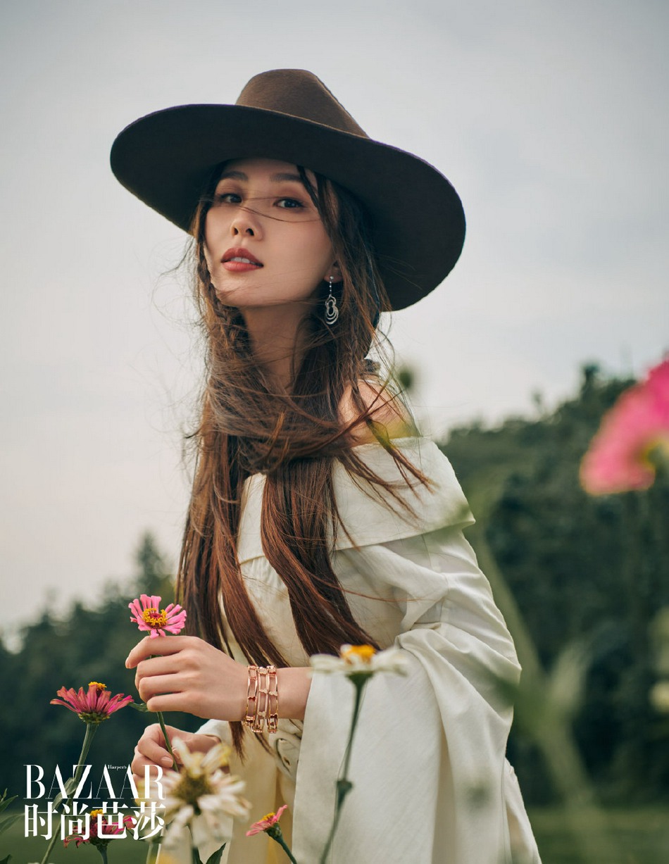刘诗诗复古造型尽显飒爽柔美写真