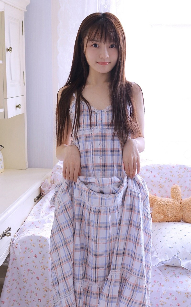 吊带裙美眉光滑牛奶肌精品套图