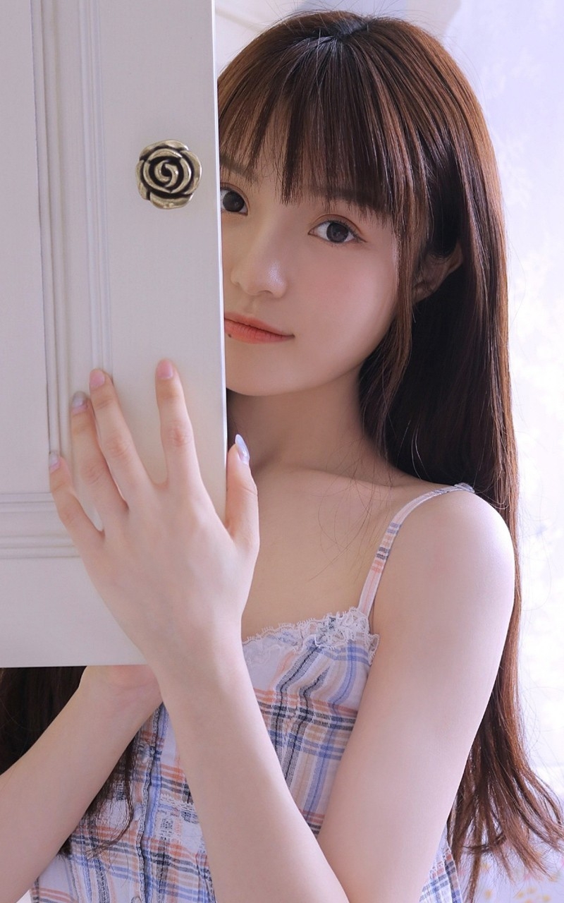 吊带裙美眉光滑牛奶肌精品套图