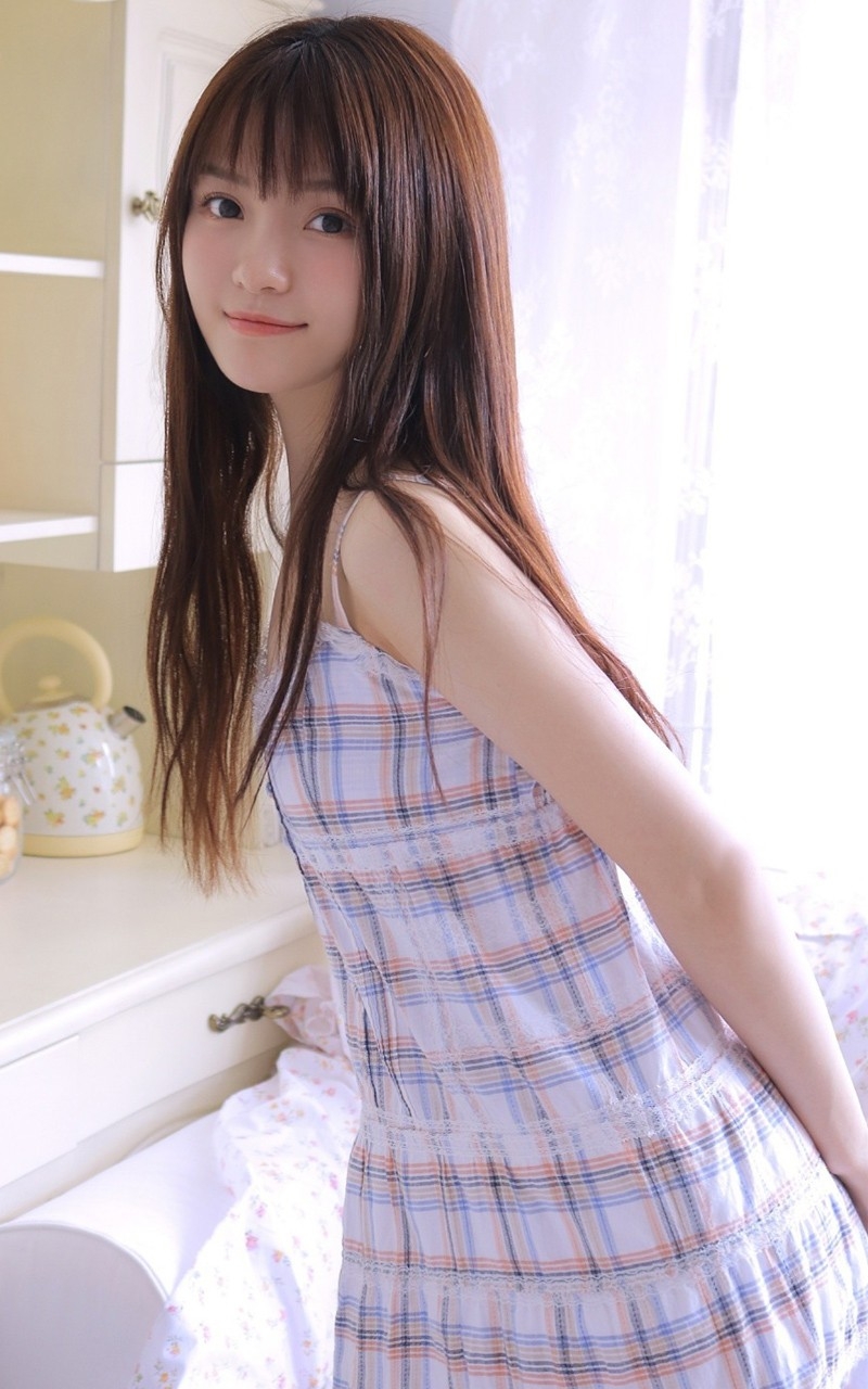 吊带裙美眉光滑牛奶肌精品套图