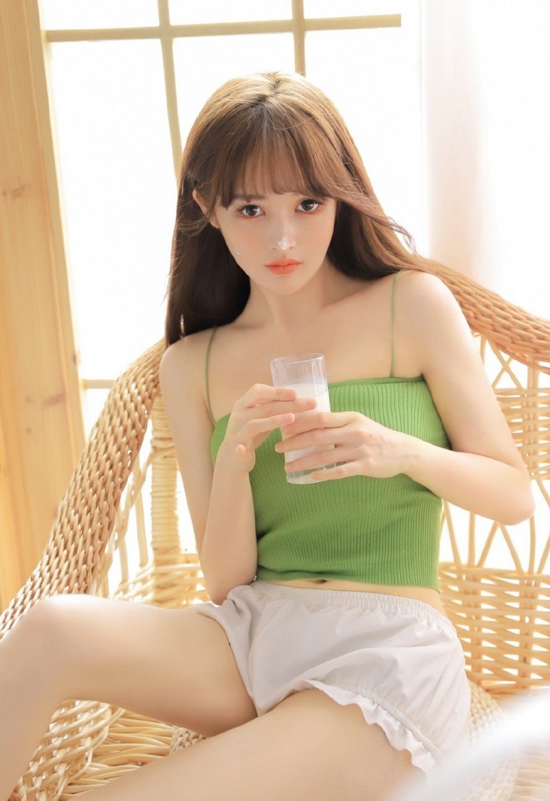 性感美女吊带短裤前凸后翘辣图