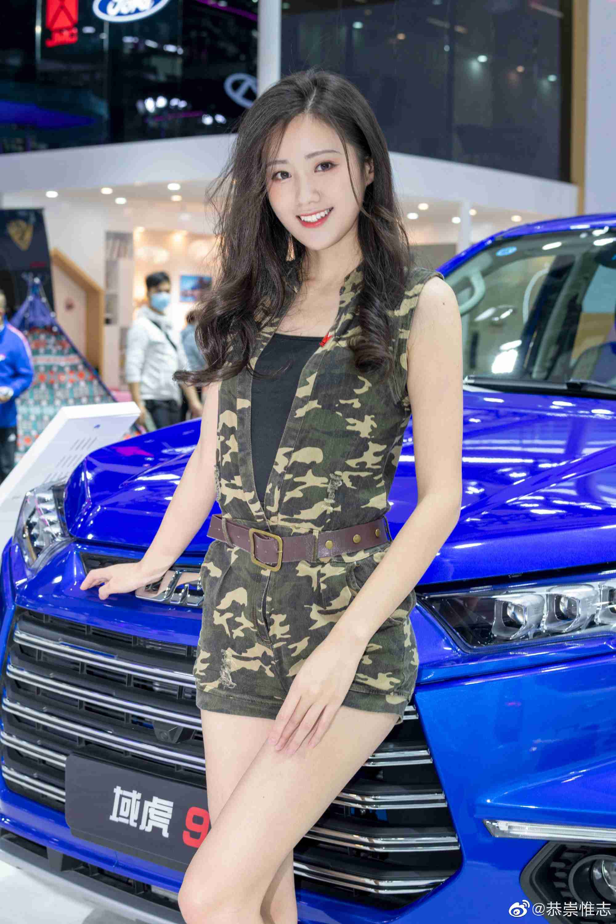 超短裤美女车模性感大长腿私拍